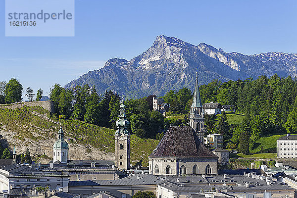 Österreich  Salzburg  Blick auf die Abtei St. Peter und die Franziskanerkirche