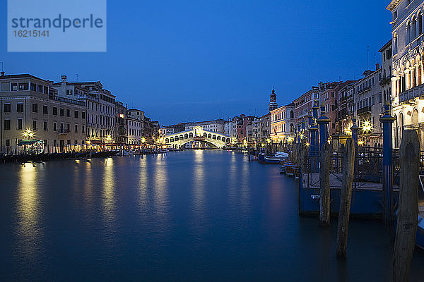 Italien  Venedig  Canal Grande  Rialtobrücke bei Nacht
