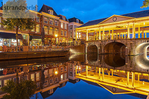Niederlande  Südholland  Leiden  Koornbrug und Nieuwe-Rijn-Kanal in der Abenddämmerung