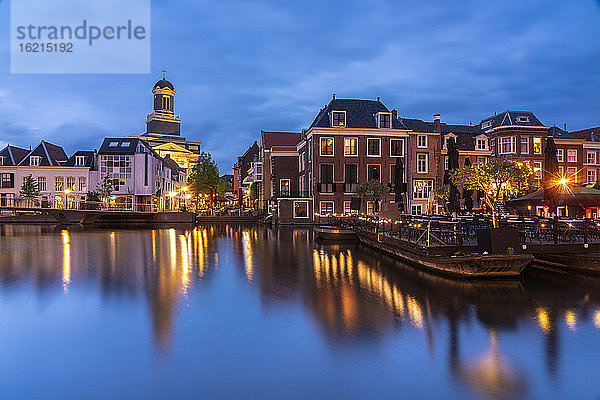 Niederlande  Südholland  Leiden  Gebäude am Nieuwe Rjin-Kanal in der Abenddämmerung