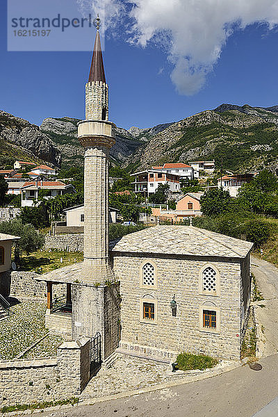 Montenegro  Blick auf die Moschee in Stari Bar