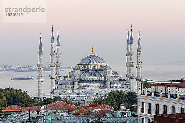 Türkei  Istanbul  Blick auf die Sultan-Ahmed-Moschee im Stadtteil Sultanahmet