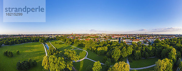 Deutschland  Bayern  München  Luftbildpanorama des klaren Himmels über dem Englischen Garten in der Morgendämmerung