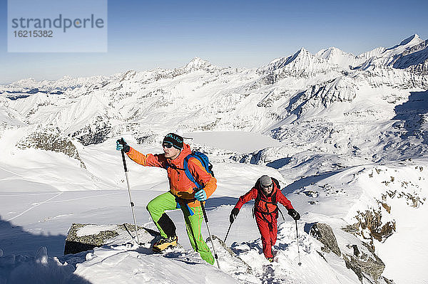 Österreich  Männer beim Skifahren am Berg im Salzburger Land