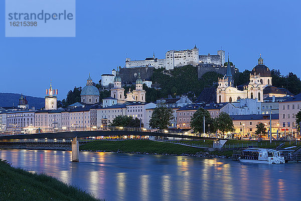 Österreich  Salzburg  Blick auf Stiftskirche und Burg Hohensalzburg an der Salzach