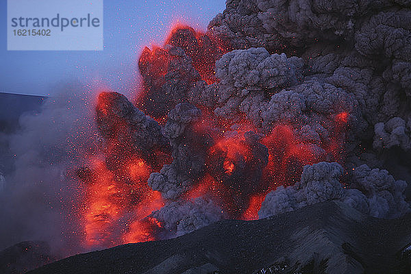 Island  Blick auf den Lavaausbruch des Eyjafjallajokull