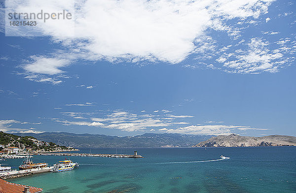 Kroatien  Blick auf den Hafen der Insel Krk