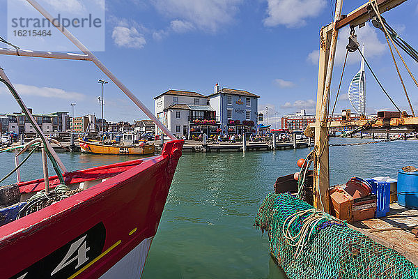 England  Hampshire  Portsmouth  Blick auf Fischerboote im Hafen und Spinnaker Tower im Hintergrund