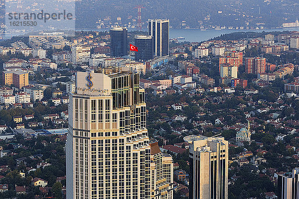 Europa  Türkei  Istanbul  Blick auf das Is Kuleleri Gebäude und den Bosporus