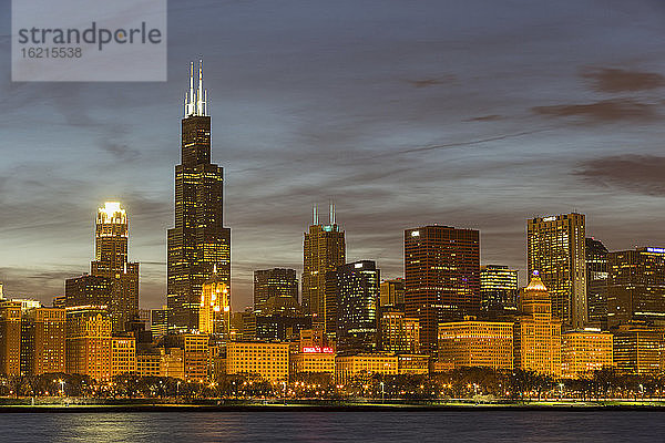 USA  Illinois  Chicago  Blick auf den Willis Tower am Michigansee