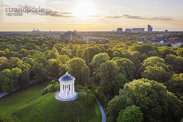 Deutschland  Bayern  München  Luftaufnahme des Monopteros im Englischen Garten bei Sonnenuntergang