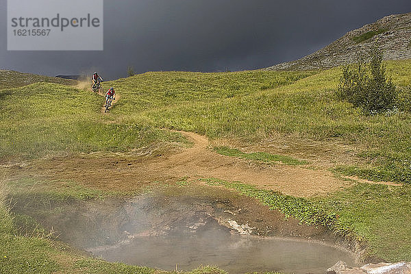 Island  Zwei Männer beim Mountainbiking