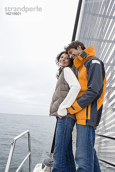 Deutschland  Ostsee  Lübecker Bucht  Junges Paar auf Segelboot