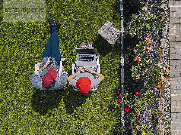 Luftaufnahme eines im Garten sitzenden Paares