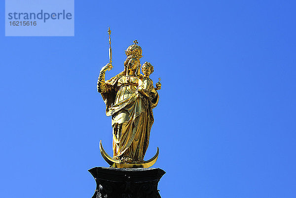 Deutschland  Bayern  München  Statue der Jungfrau Maria gegen den Himmel
