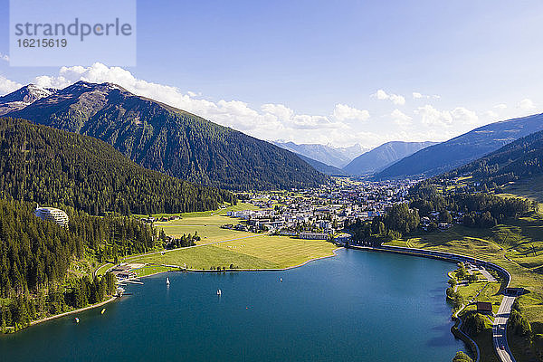 Schweiz  Kanton Graubünden  Davos  Luftaufnahme des Davoser Sees im Sommer