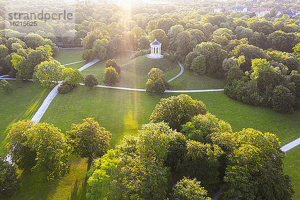 Deutschland  Bayern  München  Luftaufnahme des Monopteros im Englischen Garten bei Sonnenuntergang