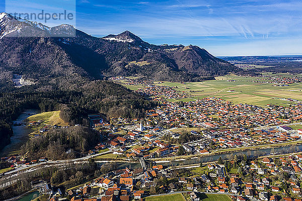 Deutschland  Marquartstein  Bayern  Luftaufnahme eines Dorfes in den Alpen