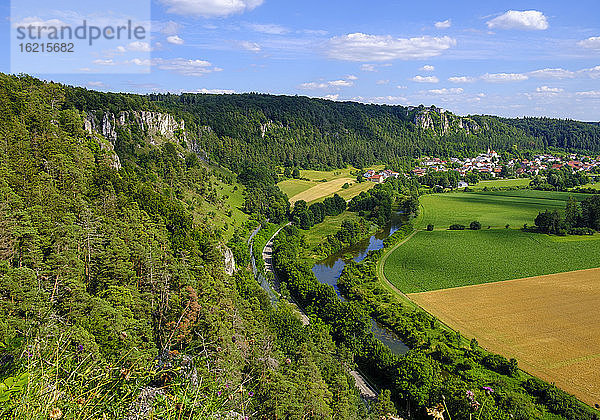 Deutschland  Bayern  Kipfenberg  Drohnenansicht des Flusses Altmuhl und der Arnsberger Leite mit Dorf im Hintergrund