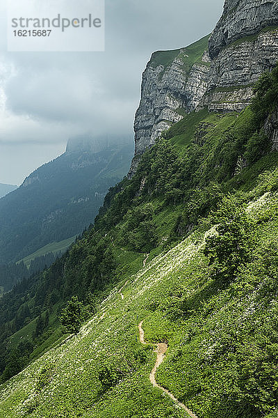 Schweiz  Blick auf Schrennenweg Wanderweg zur Meglisalp