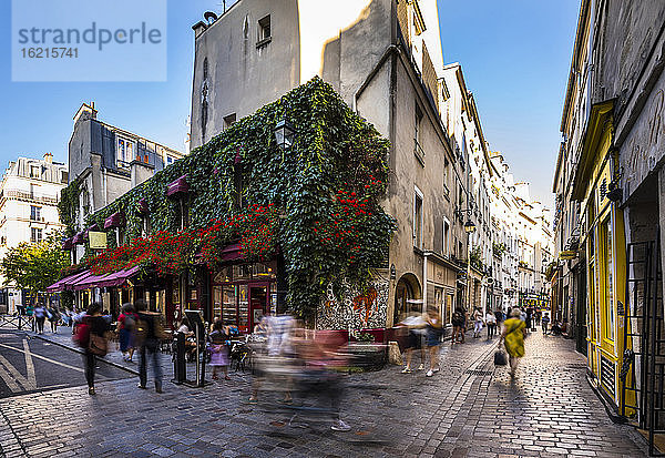 Touristen auf der Straße in Paris  Frankreich