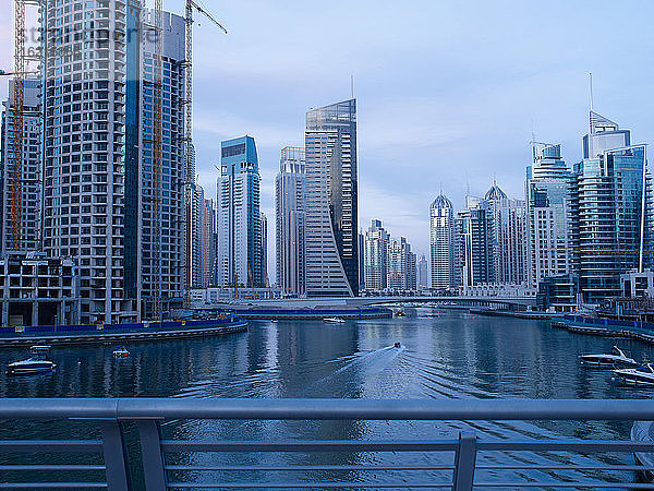 Vereinigte Arabische Emirate  Dubai  Blick auf Wolkenkratzer mit Hafen