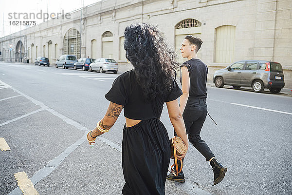 Lesbisches Paar beim Spaziergang in der Stadt