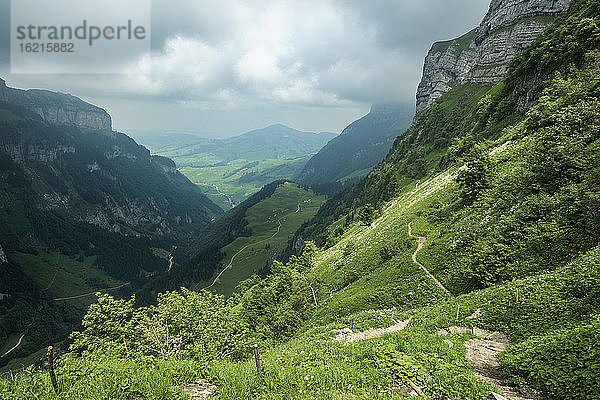 Schweiz  Blick auf Schrennenweg Wanderweg zur Meglisalp