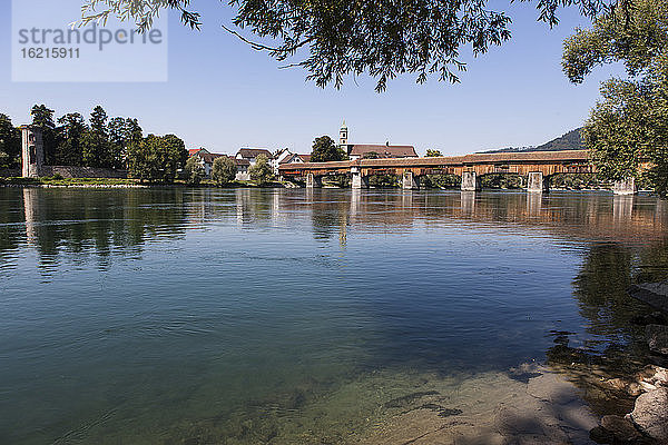 Deutschland  Baden Württemberg  Ansicht einer Holzbrücke über den Rhein