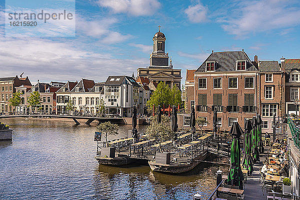 Niederlande  Südholland  Leiden  Restaurant am Nieuwe Rjin-Kanal mit Hartebrugkerk im Hintergrund