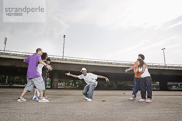 Deutschland  Köln  Gruppe junger Leute beim Breakdance auf der Straße