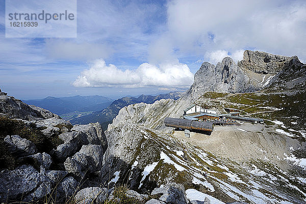 Deutschland  Bayern  Naturinformationszentrum  Blick auf das Fernrohr im Karwendelgebirge