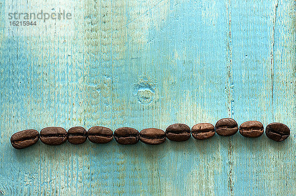 Kaffeebohnen auf Holztisch  Nahaufnahme
