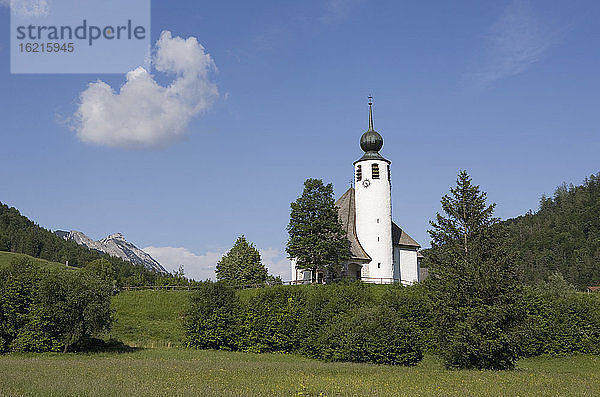 Deutschland  Bayern  Berchtesgadener Land  Kirche in Landschaft