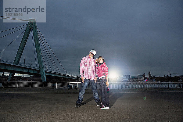 Deutschland  Köln  Paar vor der Rheinbrücke  Porträt