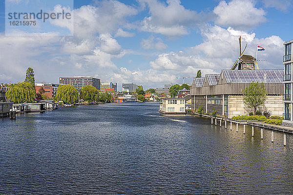 Niederlande  Südholland  Leiden  Wolken über dem Rhein-Stadt-Kanal und angrenzenden Gebäuden