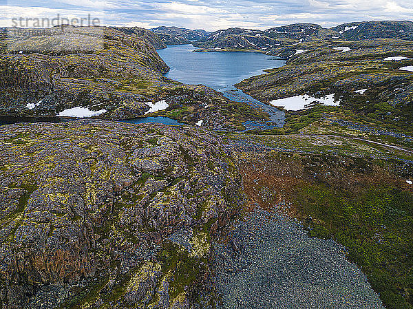 Russland  Gebiet Murmansk  Teriberka  Luftaufnahme von Seen umgeben von felsigen Hügeln