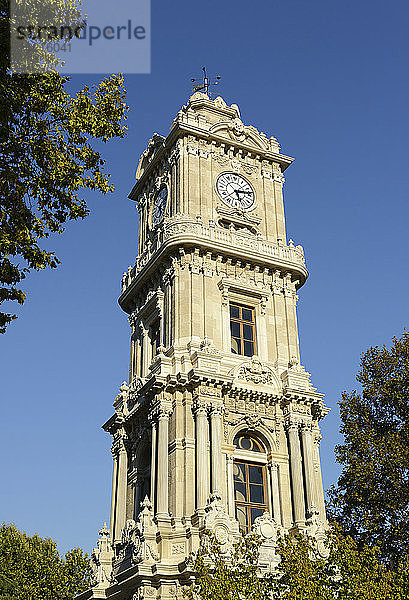 Türkei  Istanbul  Blick auf den Dolmabahce-Uhrenturm