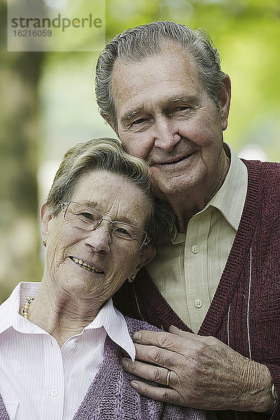 Deutschland  Köln  Portrait eines älteren Paares im Park  lächelnd