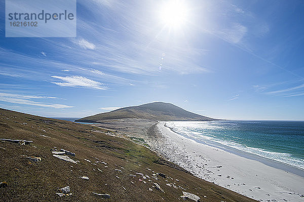 UK  Falklandinseln  Sonne scheint über dem Hals von Saunders Island