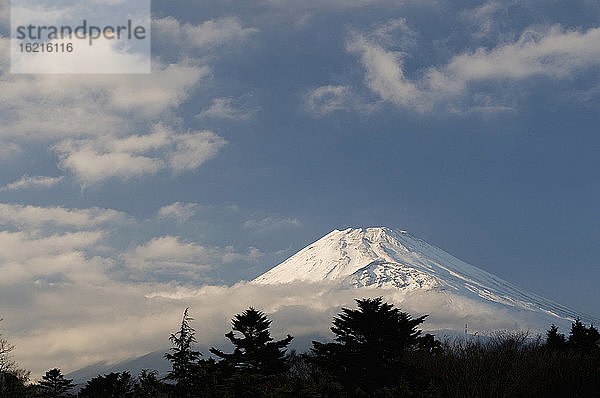 Japan  Berg Fuji mit Nebel