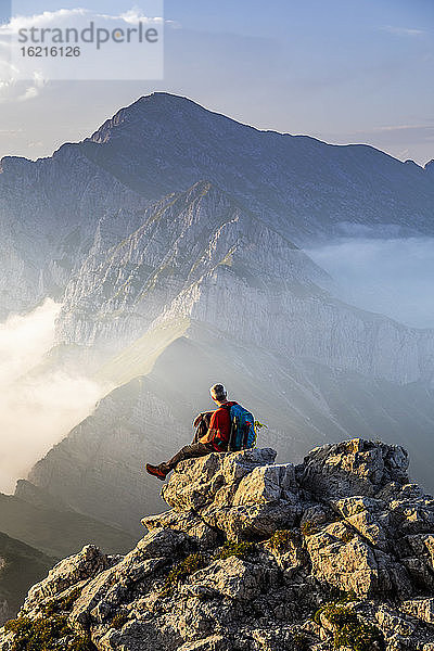 Mann auf dem Gipfel eines Berges in den Bergamasker Alpen  Italien
