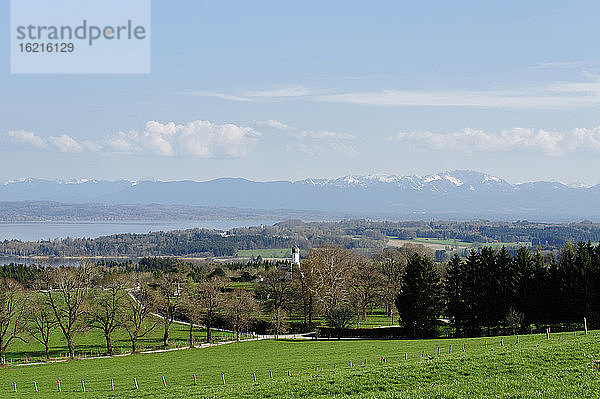 Deutschland  Bayern  Starnberger See und Filialkirche St. Nikolaus in Oberzeismering vor den Bergen um Tegernsee und Bad Tölz