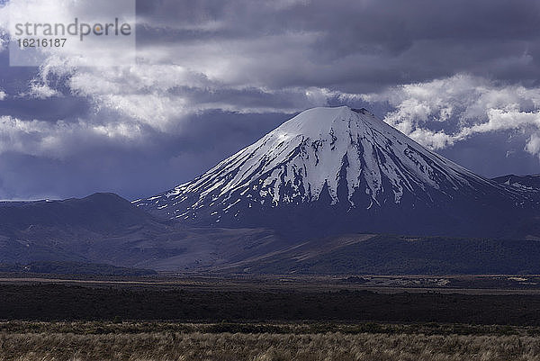 Neuseeland  Blick auf den Vulkan Ngauruhoe