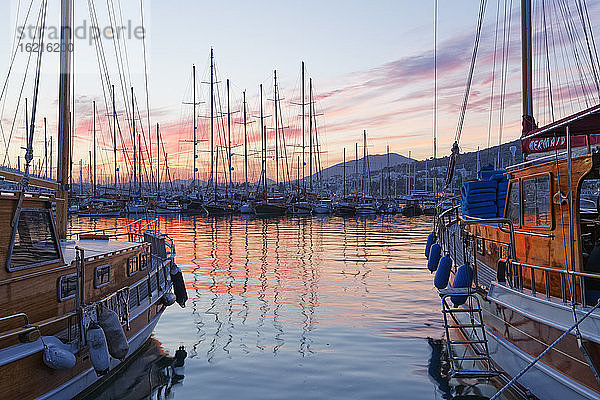 Türkei  Bodrum  Blick auf den Yachthafen in der Abenddämmerung