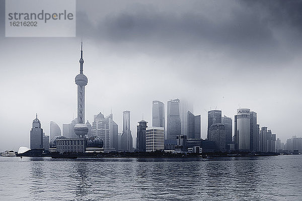 China  Shanghai  Finanzviertel mit dramatischem Himmel