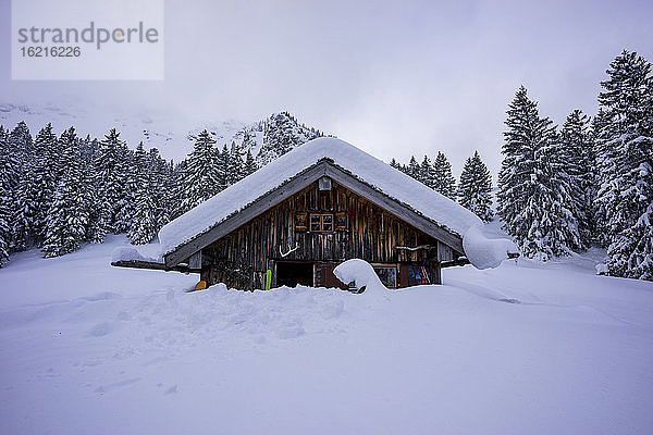 Schneebedeckte Hütte in den Bergen