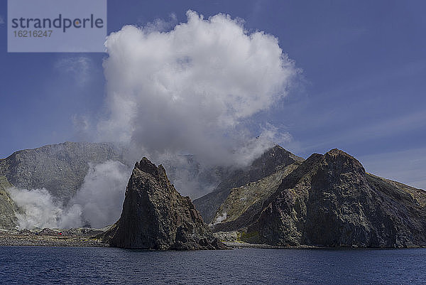 Neuseeland  Blick auf den Vulkan White Island