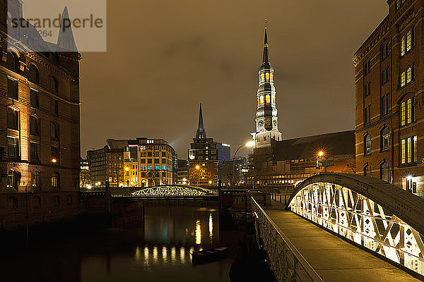 Deutschland  Hamburg  Blick auf Katharinenkirche und Speicherstadt bei Nacht