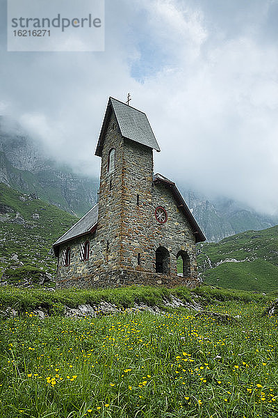 Schweiz  Blick auf die Kirche auf der Meglisalp  Alpweide